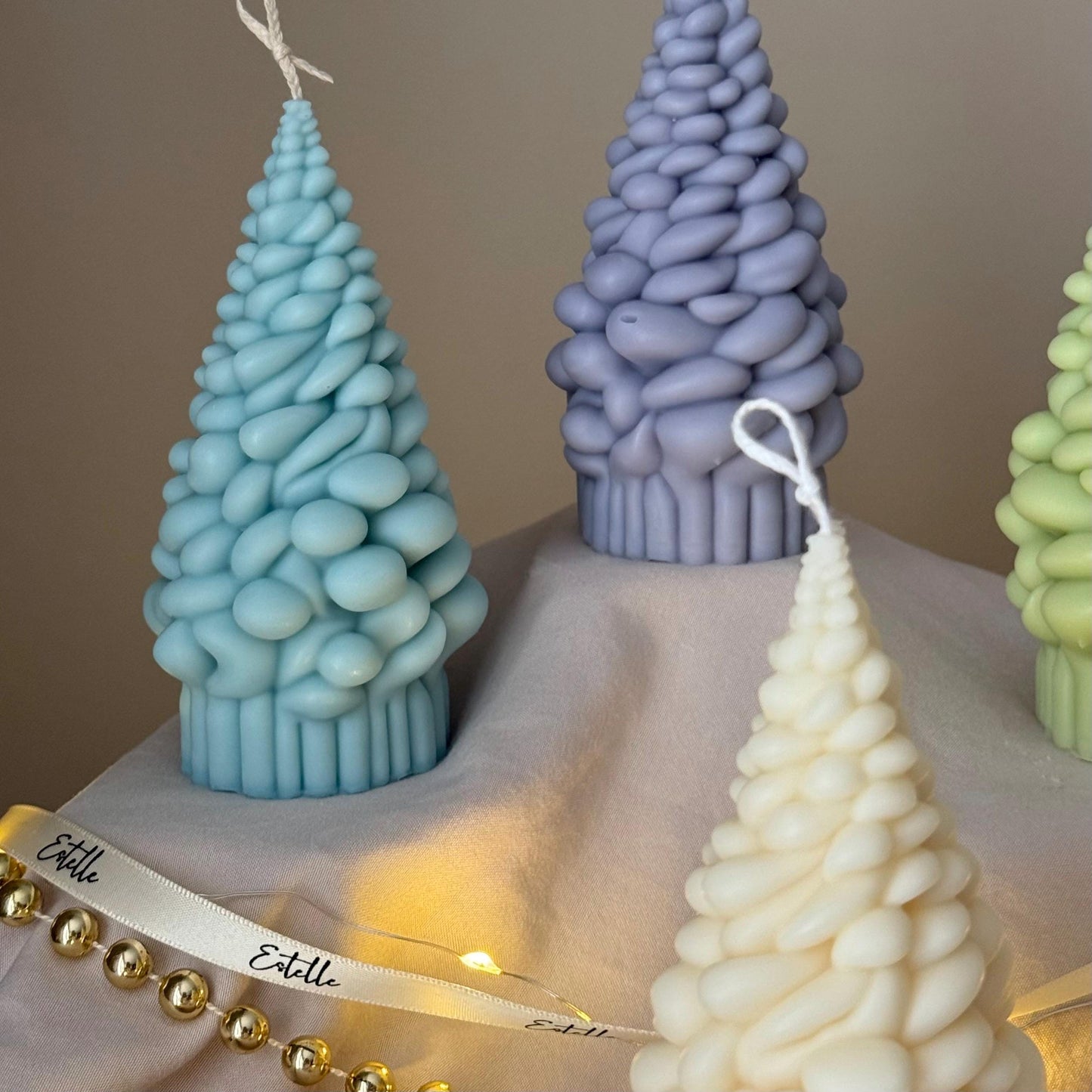 Handgemachte Schnee-Weihnachtsbaum-Sojakerze: Geschenk für die Feiertagsdekoration