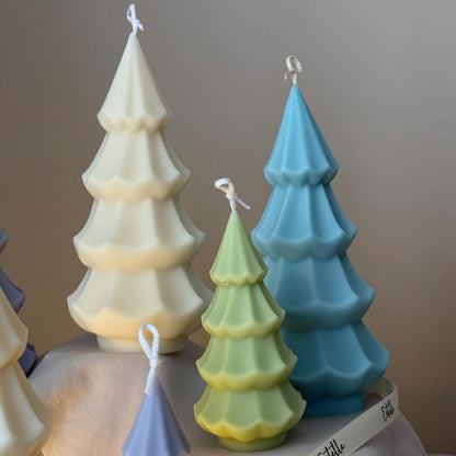 Handgemachte gerippte Weihnachtsbaumkerze: Sojawachs-Feiertagsdekoration