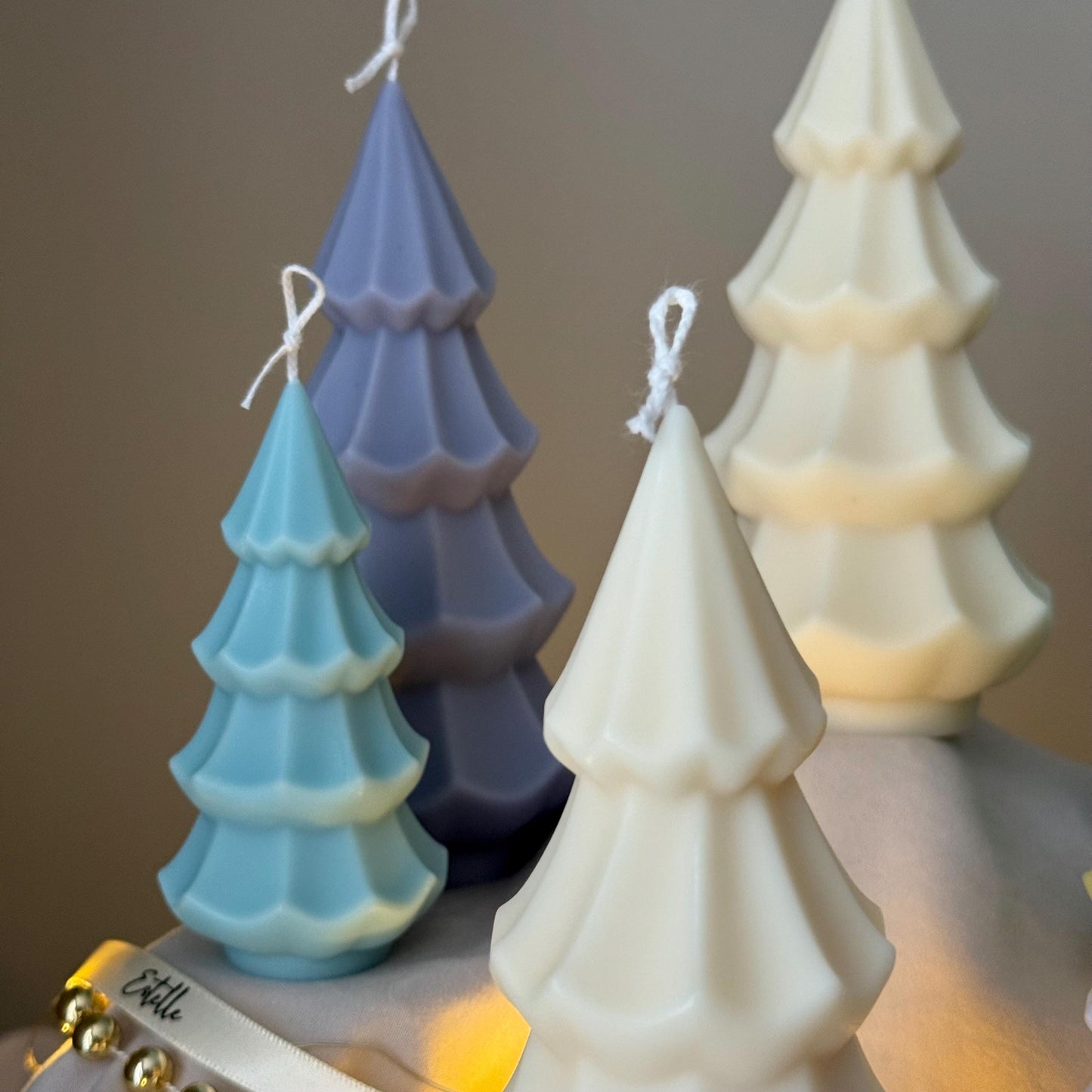 Handgemachte gerippte Weihnachtsbaumkerze: Sojawachs-Feiertagsdekoration