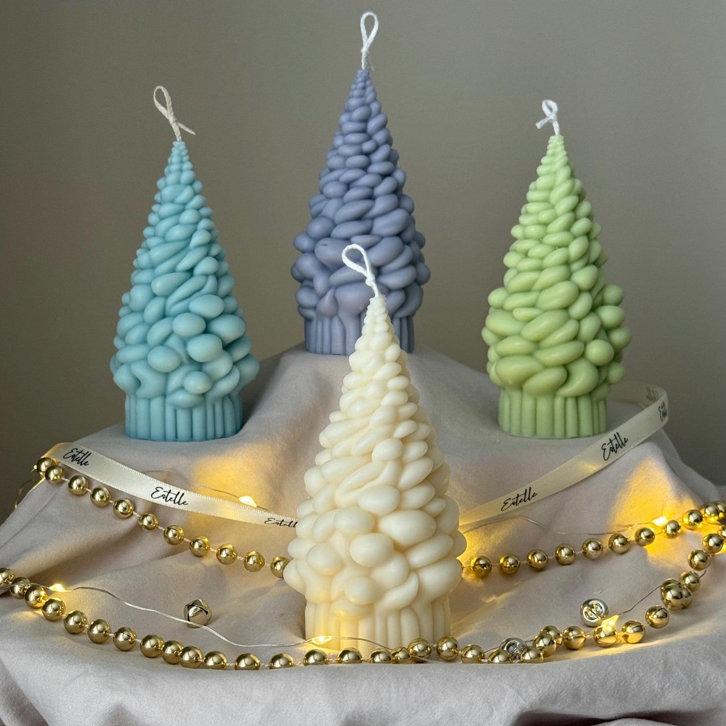 Handgemachte Schnee-Weihnachtsbaum-Sojakerze: Geschenk für die Feiertagsdekoration