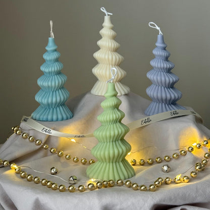 Handgegossene Spiral-Weihnachtsbaumkerze: Skulptur aus Sojawachs