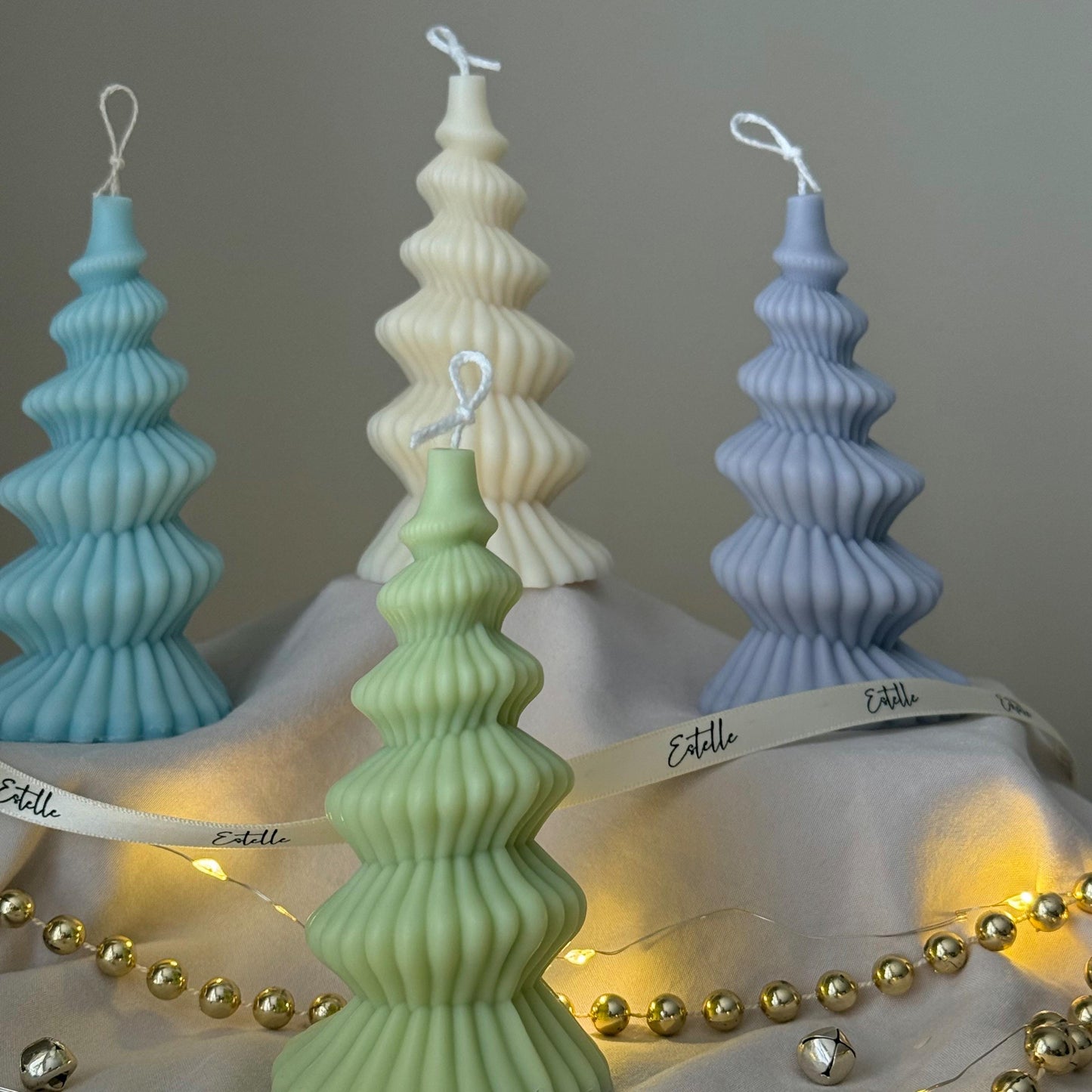 Handgegossene Spiral-Weihnachtsbaumkerze: Skulptur aus Sojawachs