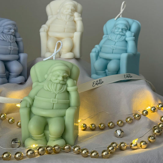 Handgegossene sitzende Weihnachtsmann-Kerze: Weihnachtliche Sojawachs-Deko
