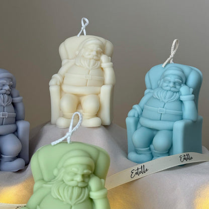 Handgegossene sitzende Weihnachtsmann-Kerze: Weihnachtliche Sojawachs-Deko