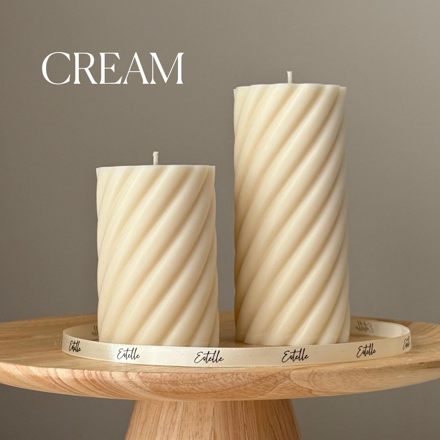 Handgefertigtes Swirl-Sojakerzen-Duo: Skulpturale Wohndekoration