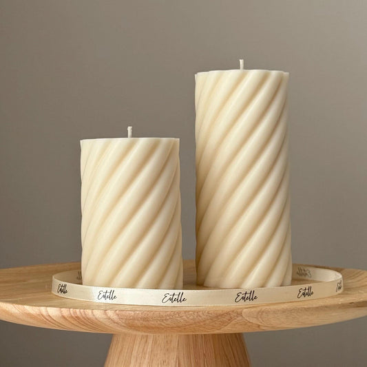 Handgefertigtes Swirl-Sojakerzen-Duo: Skulpturale Wohndekoration