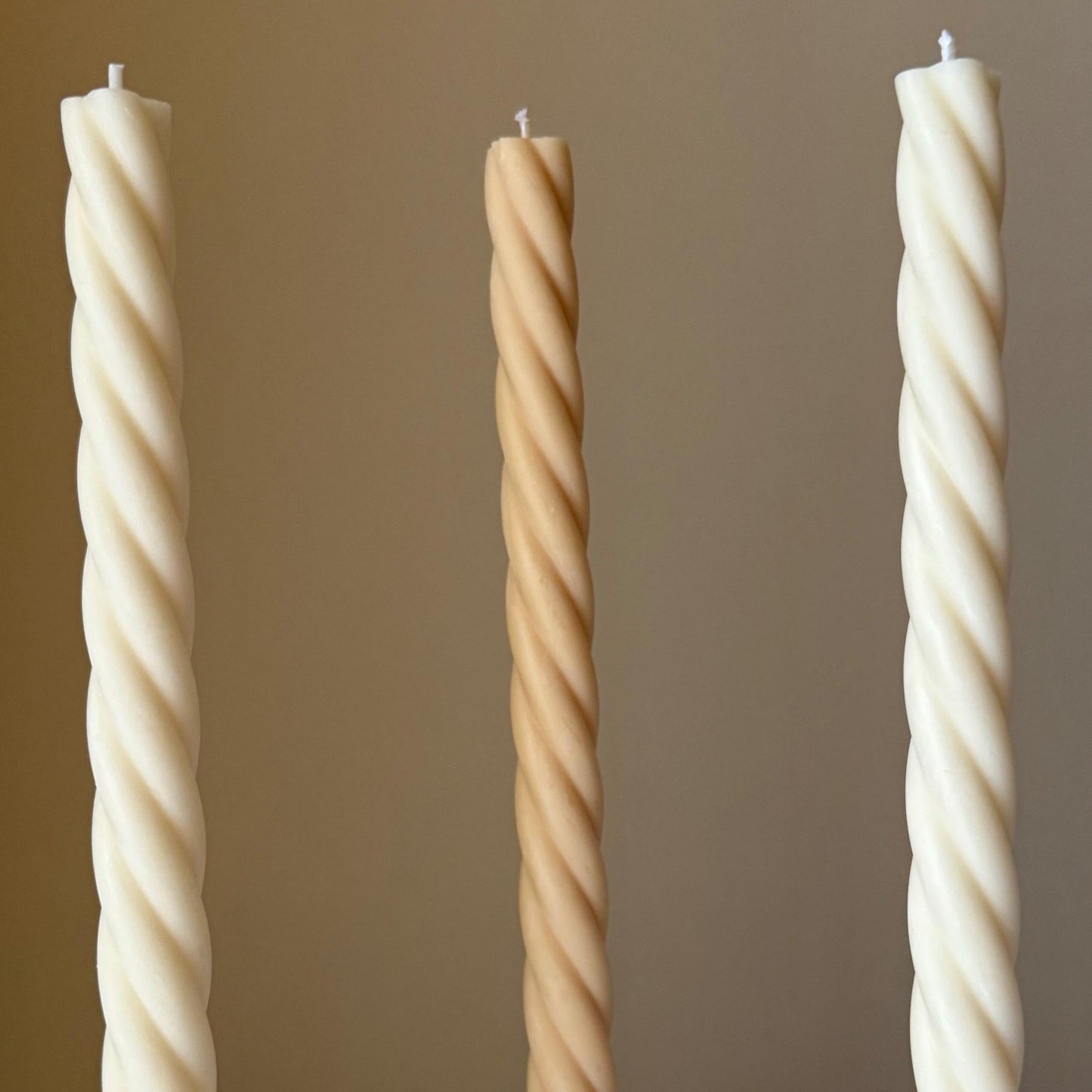 Handgefertigte spiralförmige Spitzkerze: Dekorative Sojawachskerze
