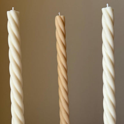 Handgefertigte spiralförmige Spitzkerze: Dekorative Sojawachskerze