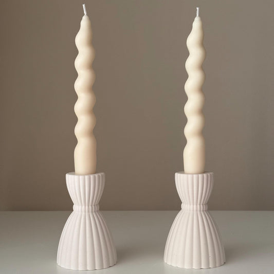 Kerzenständer im Hochzeitskleid-Look: Tischdeko aus Jesmonite