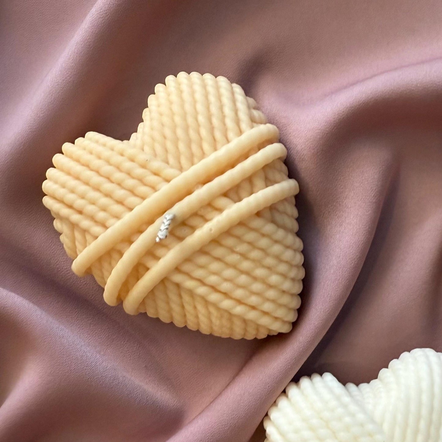 Strickwolle-Herz-Sojakerze: Handgemachtes Heimdekor-Geschenk