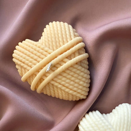 Strickwolle-Herz-Sojakerze: Handgemachtes Heimdekor-Geschenk
