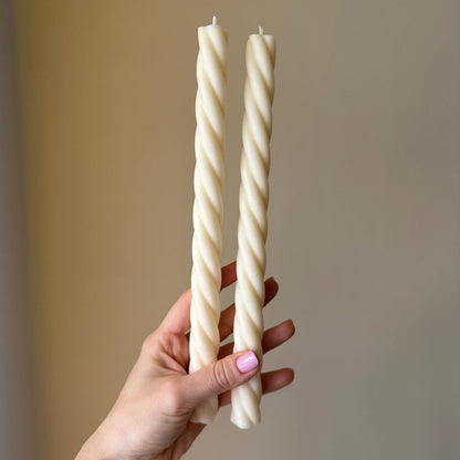 Handgefertigte spiralförmige Spitzkerze: Dekorative Sojawachskerze
