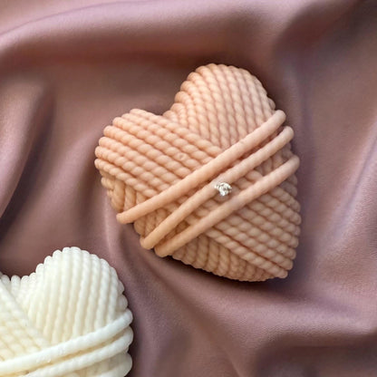 Strickwolle-Herz-Sojakerze: Handgemachtes Heimdekor-Geschenk
