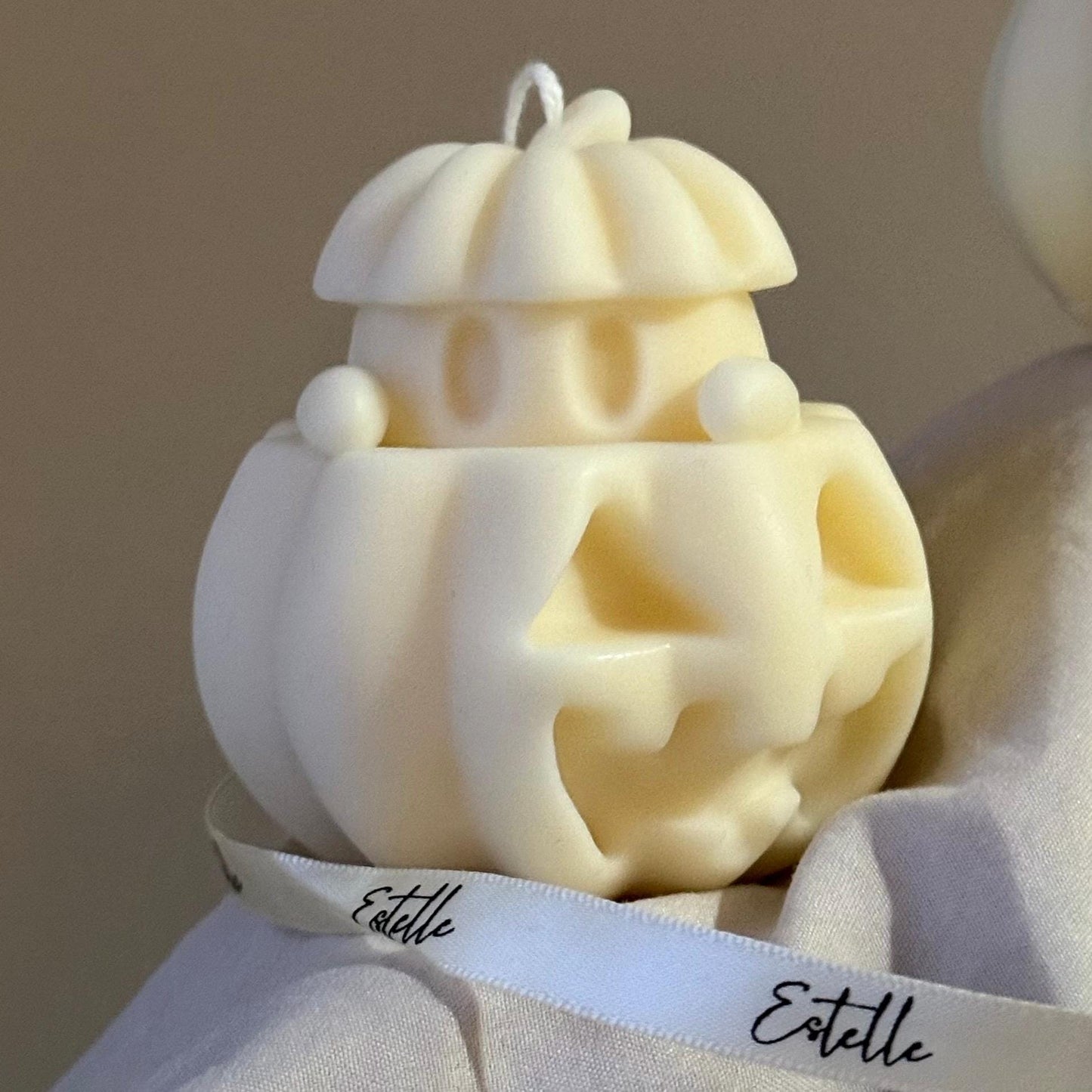 Handgemachte Halloween-Geist-Kerze mit Kürbis: Sojawachs-Heimdekoration