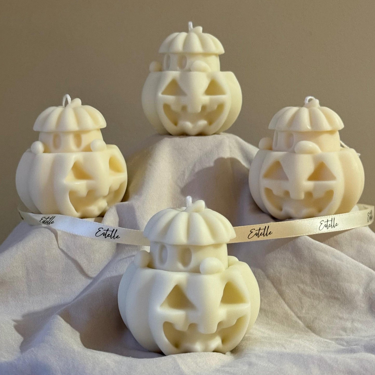 Handgemachte Halloween-Geist-Kerze mit Kürbis: Sojawachs-Heimdekoration