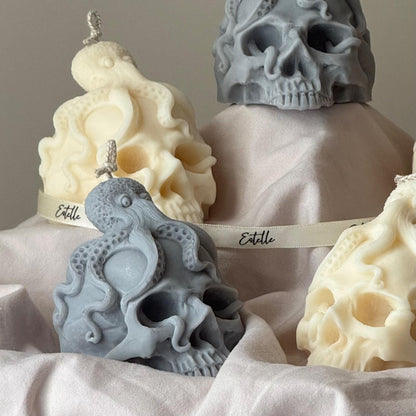 Totenkopfkerze mit Krake: Gruselige Halloween Sojawachs Dekoration