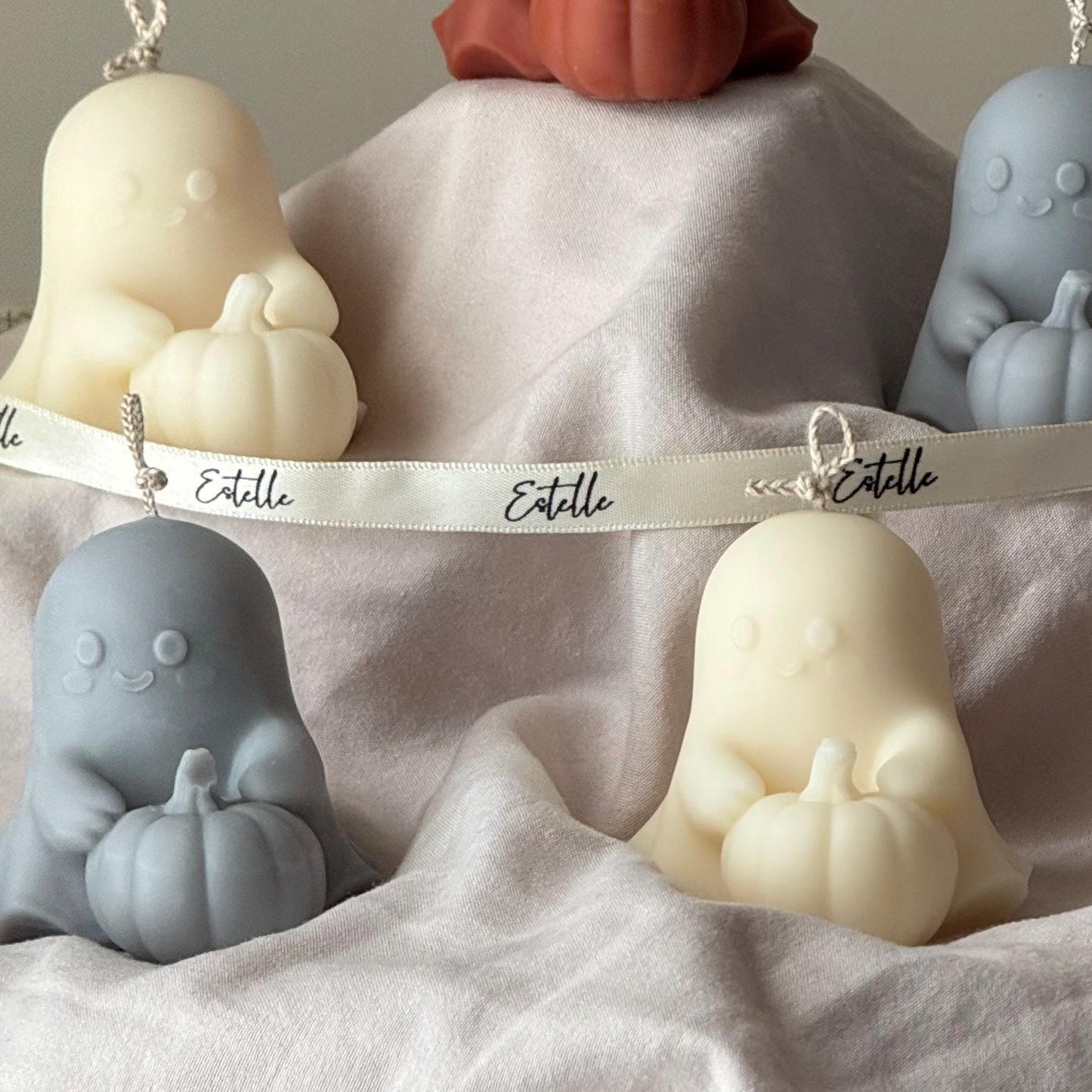 Halloween-Geist mit Kürbiskerze: Handgemachtes Sojawachs-Herbstgeschenk