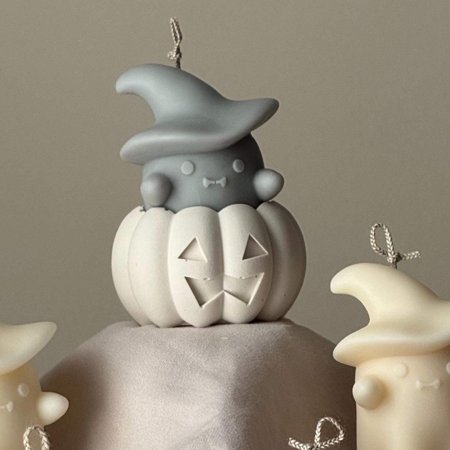 Halloween Gespenster Kerze in Jesmonite Kürbis: Handgegossene Sojawachs Skulpturkerzen