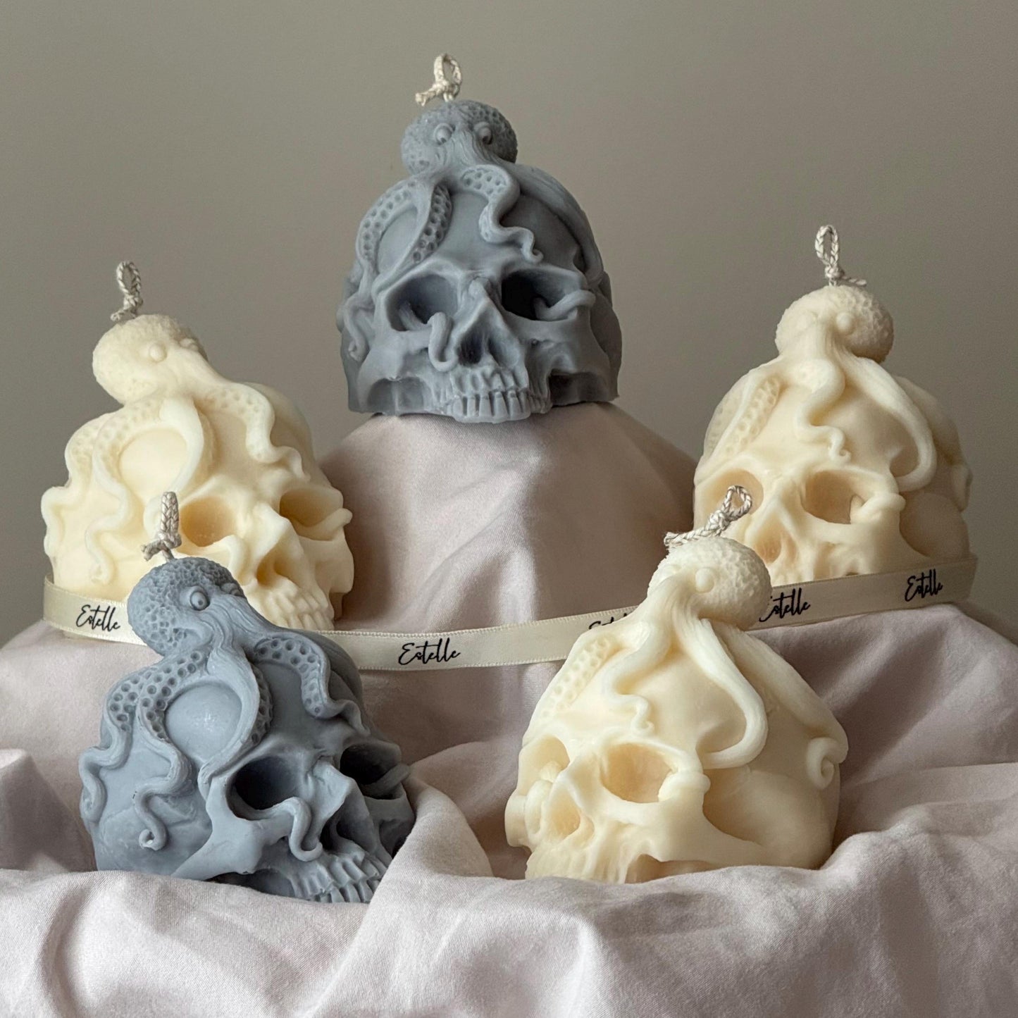 Totenkopfkerze mit Krake: Gruselige Halloween Sojawachs Dekoration