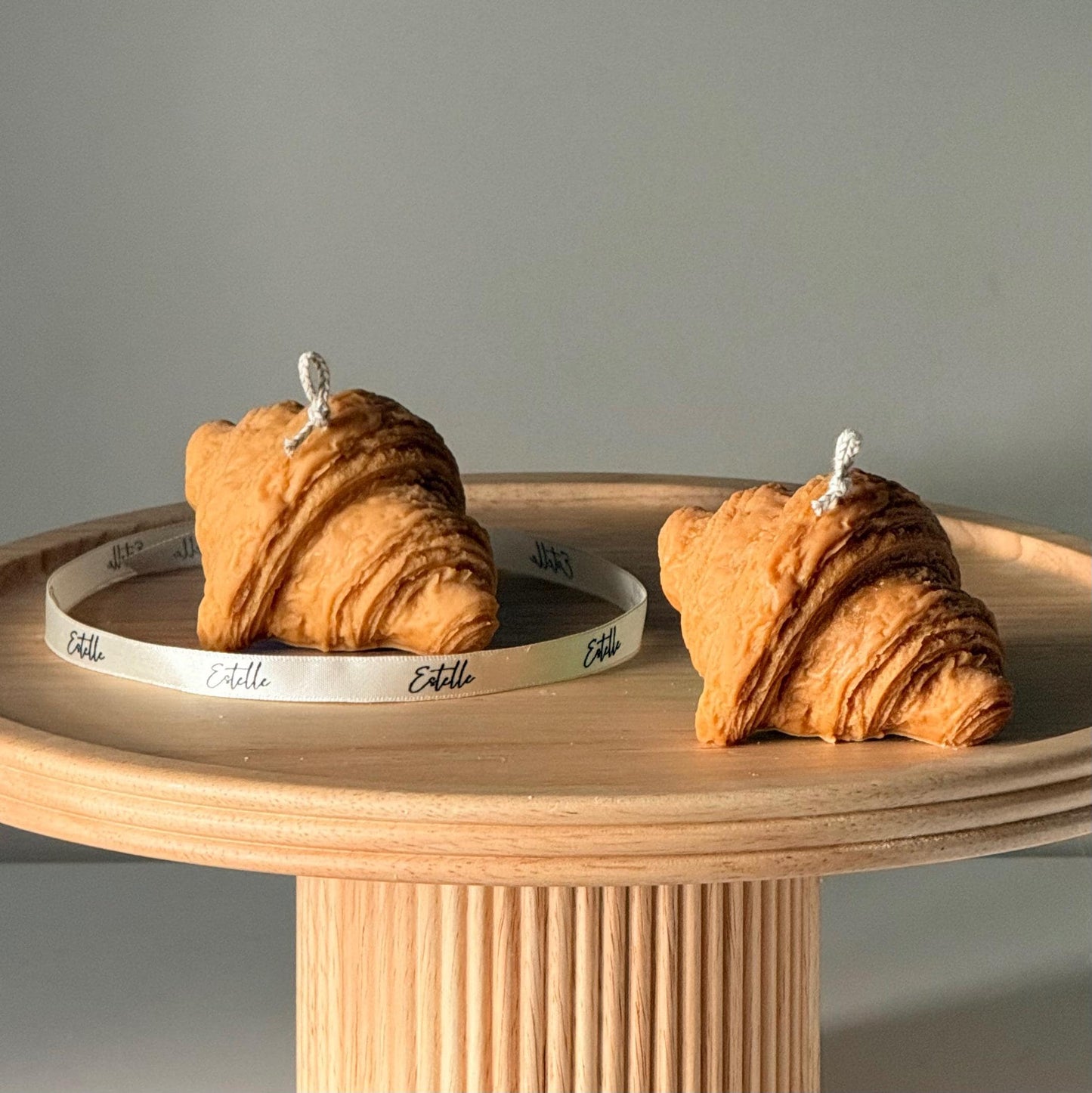 Skulpturale Soja-Kerze Croissant, Dekorative Gebäckkerze