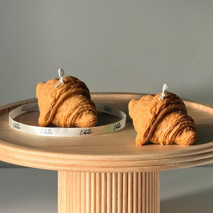 Skulpturale Soja-Kerze Croissant, Dekorative Gebäckkerze