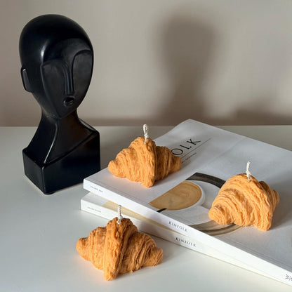 Skulpturale Soja-Kerze Croissant, Dekorative Gebäckkerze