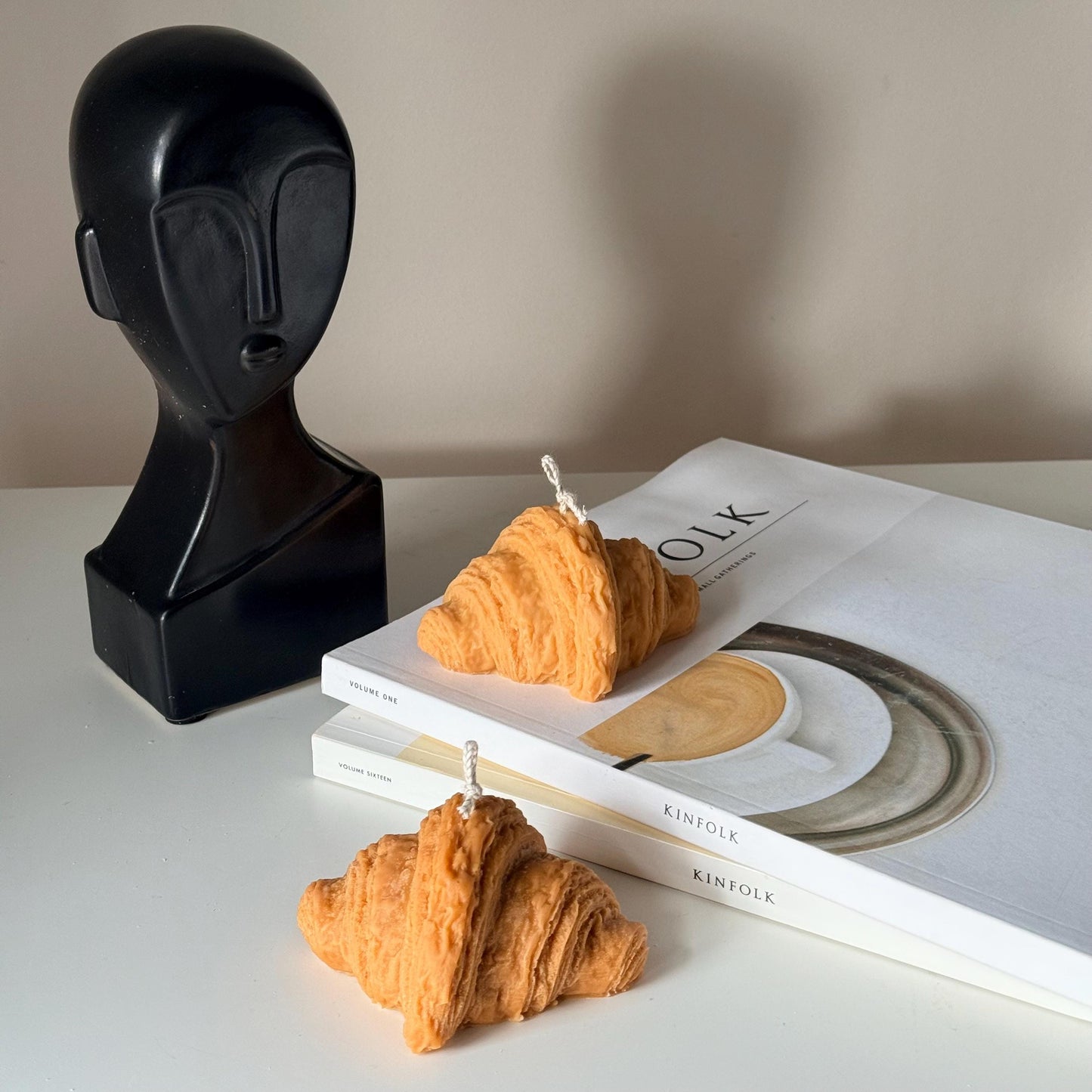 Skulpturale Soja-Kerze Croissant, Dekorative Gebäckkerze