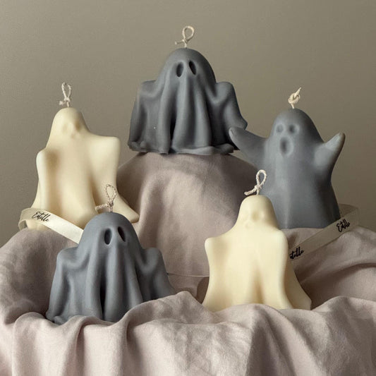 Handgefertigte Halloween-Geisterkerze aus Esche: Skulpturale Dekoration aus Sojawachs