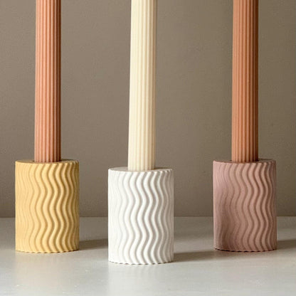 Skulpturaler Wellen-Kerzenständer, Minimalistisches Jesmonite-Dekor