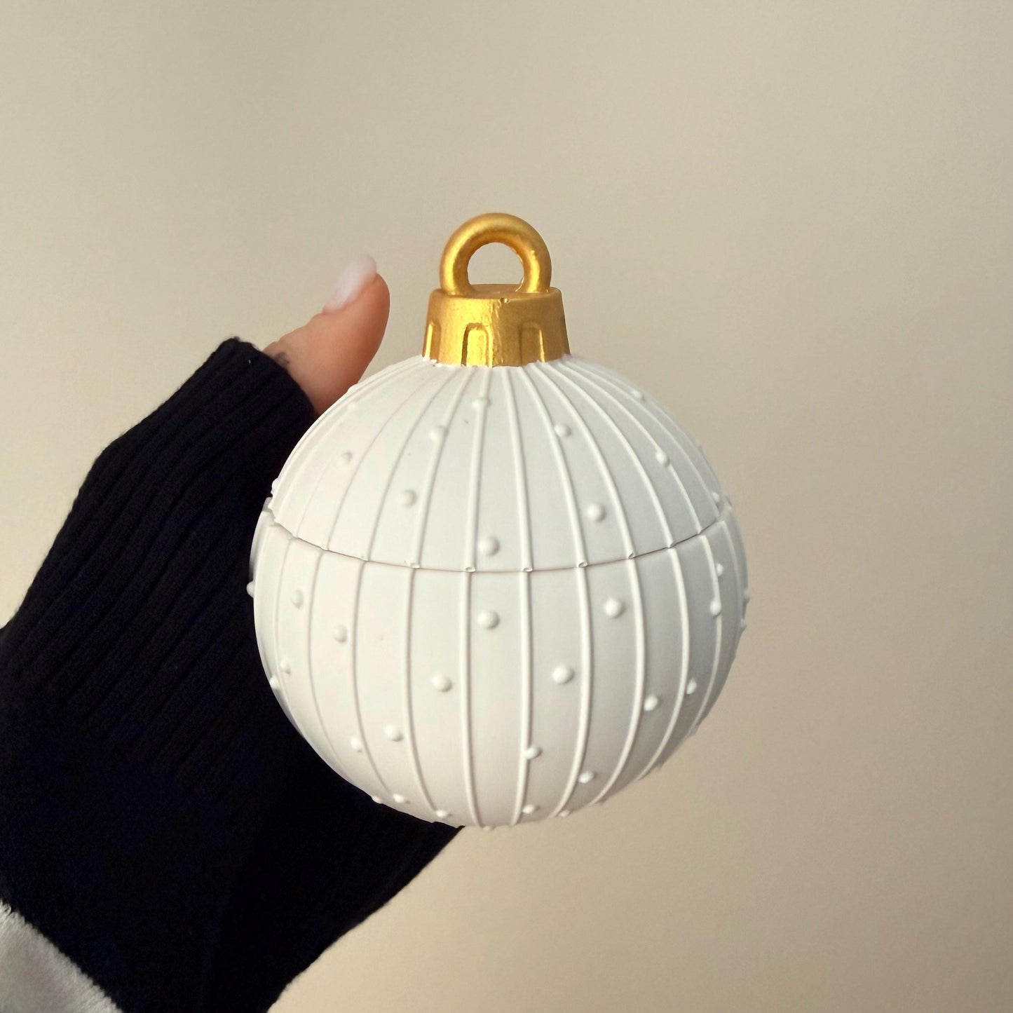 Winter-Ornament-Kugel-Kerze – Skulpturale Weihnachtsdekoration, handgemachte Sojawachs-Kerze