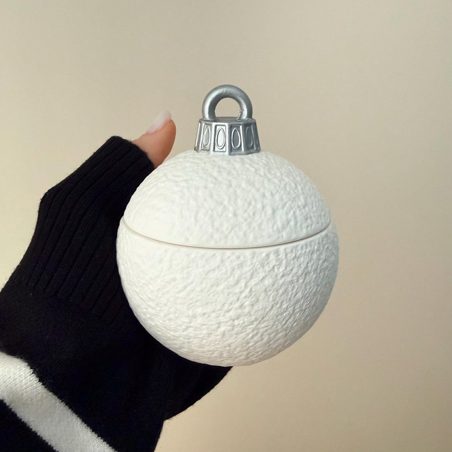Winter-Ornament-Kugel-Kerze – Skulpturale Weihnachtsdekoration, handgemachte Sojawachs-Kerze