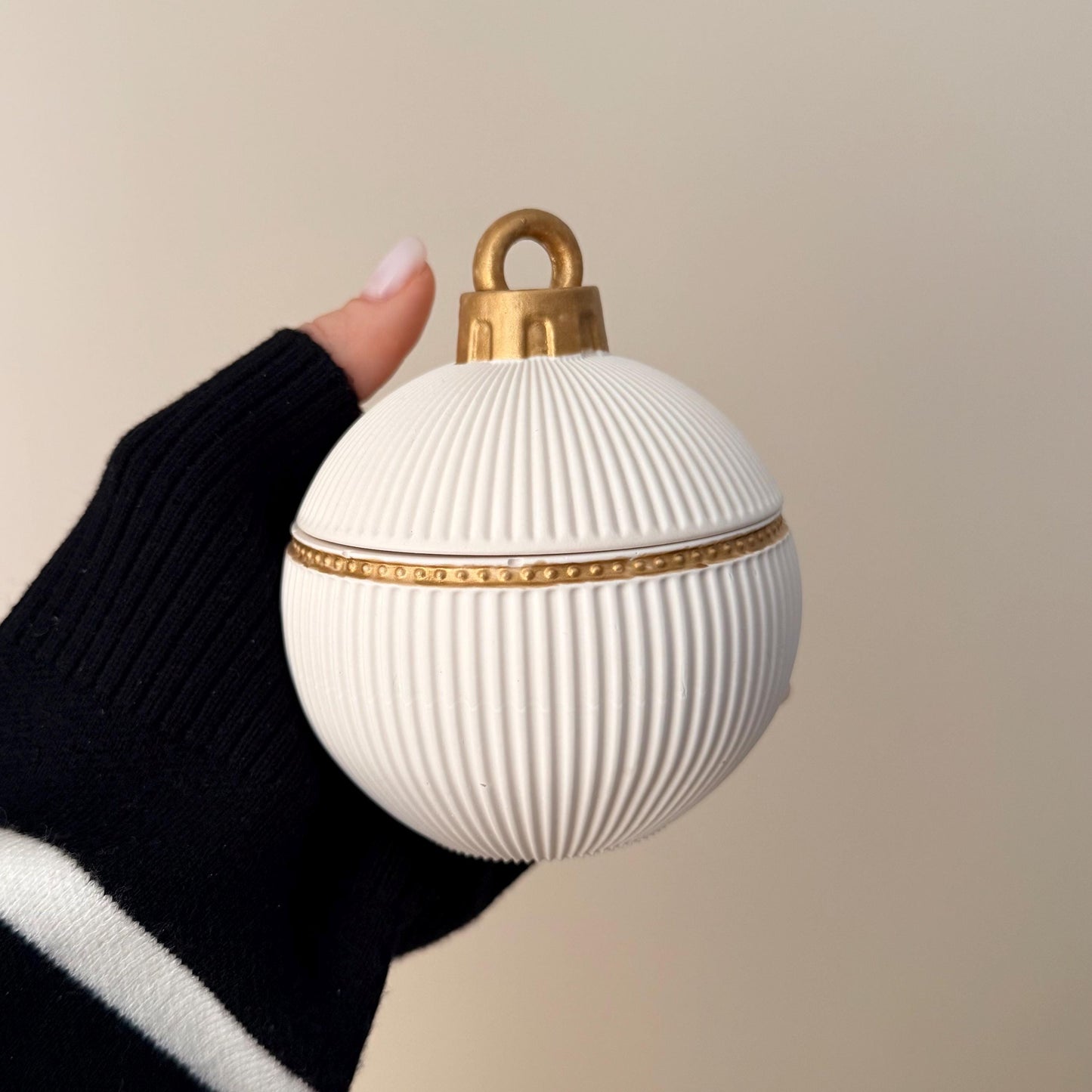 Winter-Ornament-Kugel-Kerze – Skulpturale Weihnachtsdekoration, handgemachte Sojawachs-Kerze