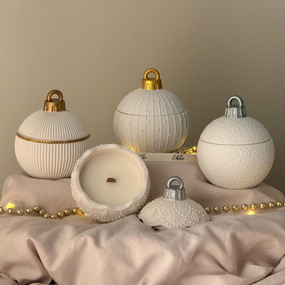 Winter-Ornament-Kugel-Kerze – Skulpturale Weihnachtsdekoration, handgemachte Sojawachs-Kerze