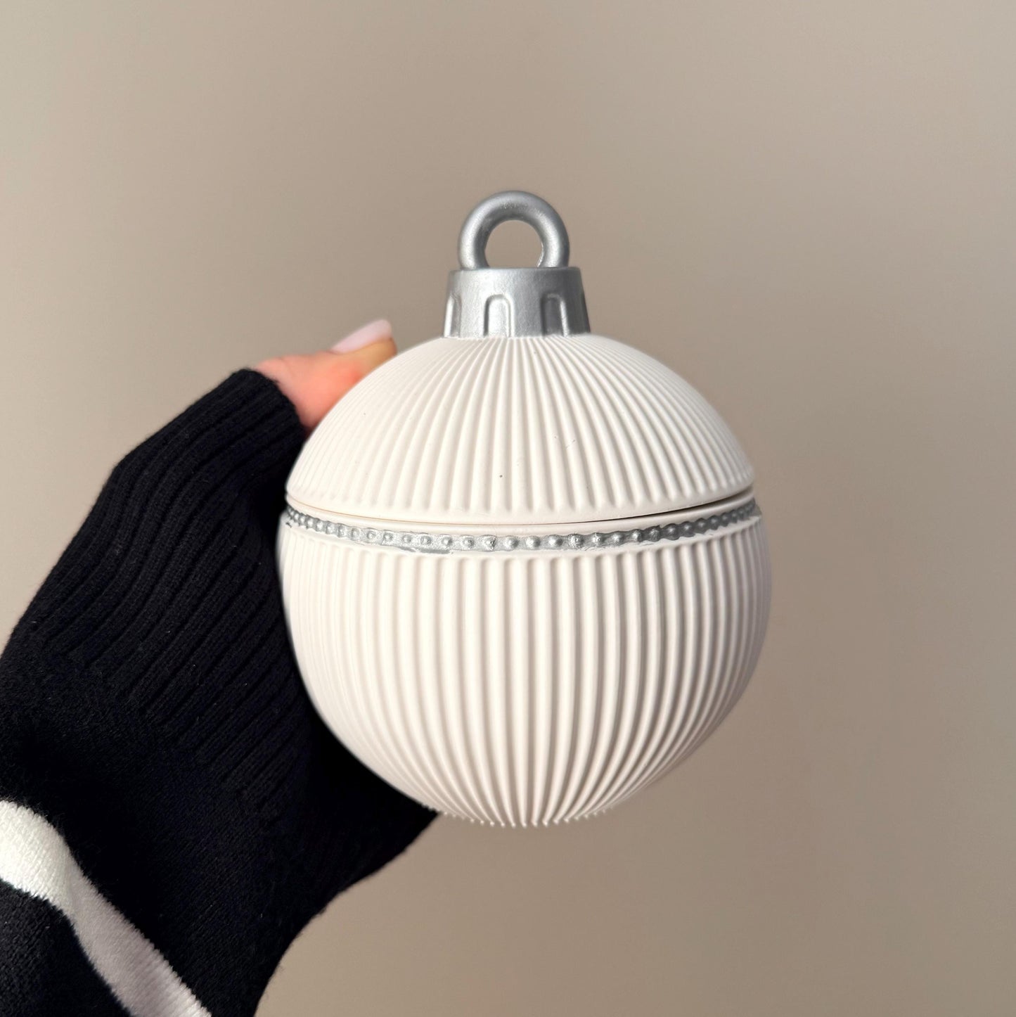 Riesige Winter-Ornament-Kugelkerze – Skulpturale Weihnachtsdekoration, handgemachte Sojawachskerze
