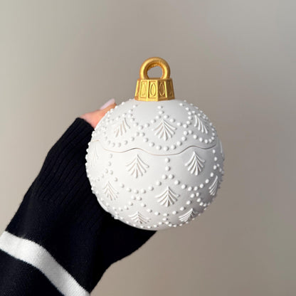 Riesige Winter-Ornament-Kugelkerze – Skulpturale Weihnachtsdekoration, handgemachte Sojawachskerze