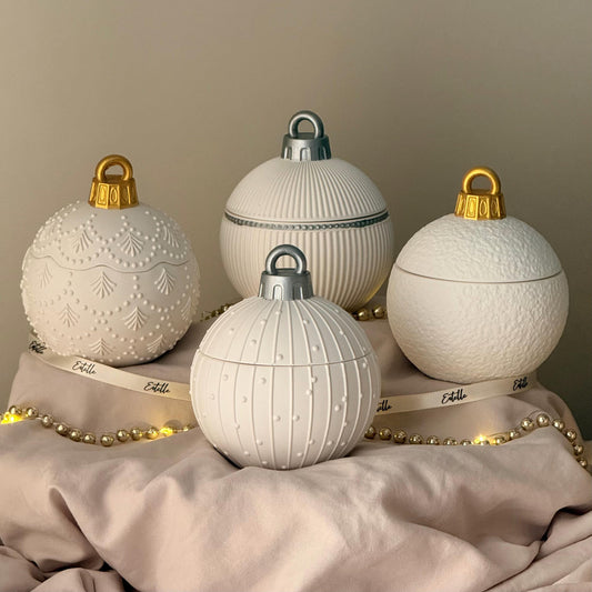 Riesige Winter-Ornament-Kugelkerze – Skulpturale Weihnachtsdekoration, handgemachte Sojawachskerze