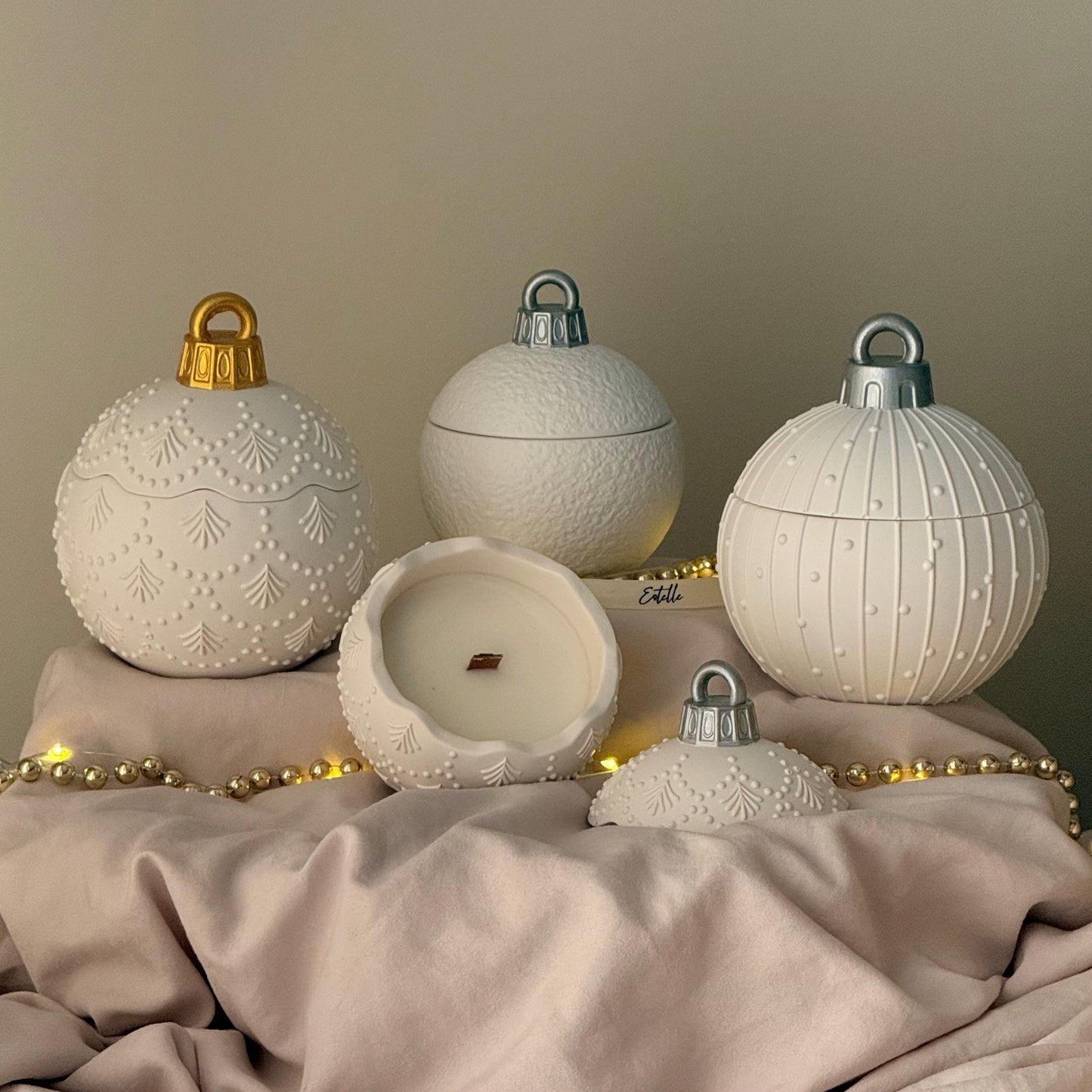 Riesige Winter-Ornament-Kugelkerze – Skulpturale Weihnachtsdekoration, handgemachte Sojawachskerze