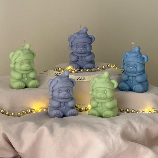 Kleine Weihnachts-Bärenkerze, gemütlicher Winter-Feiertagsakzent