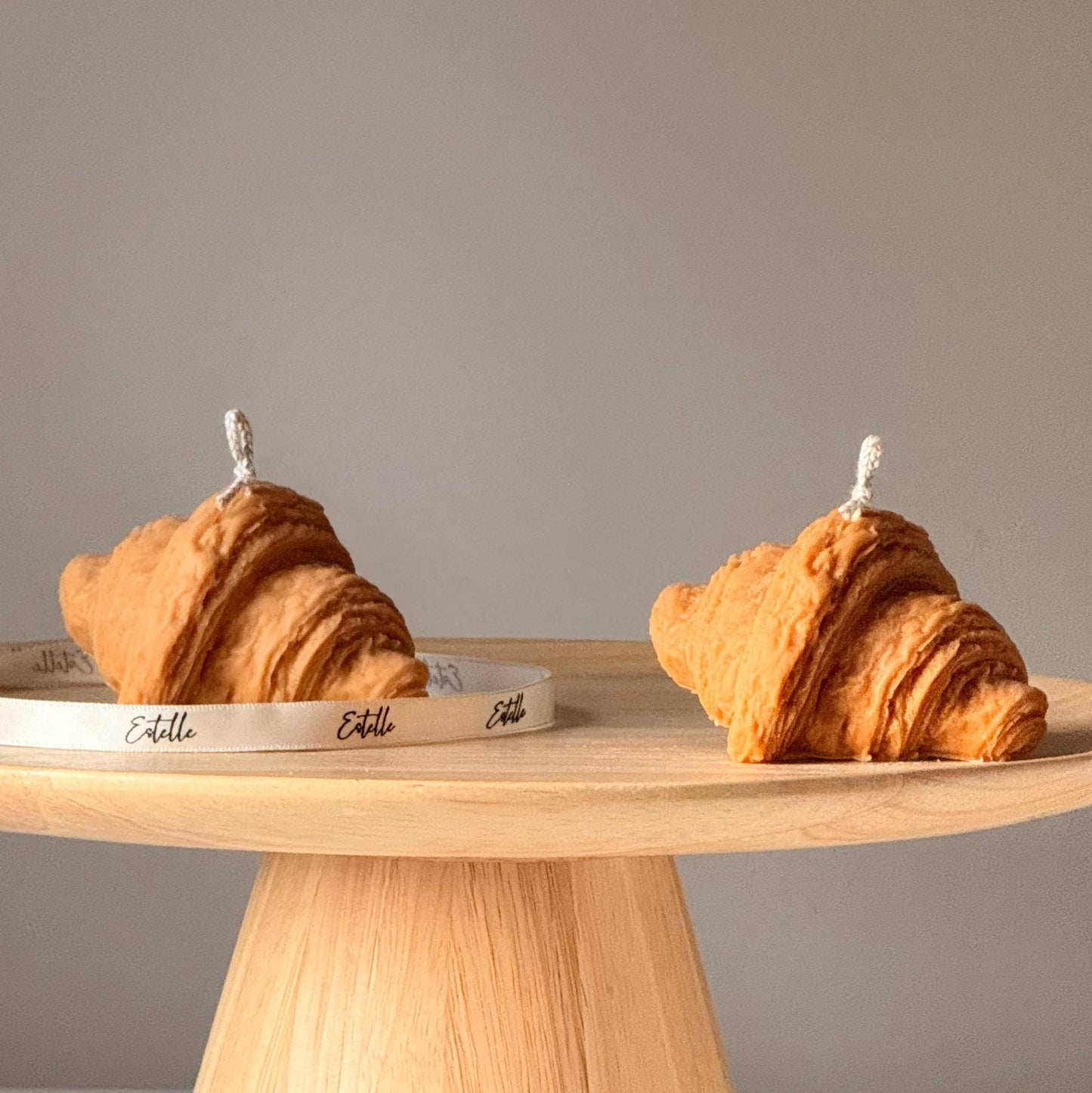 Skulpturale Soja-Kerze Croissant, Dekorative Gebäckkerze