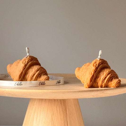 Skulpturale Soja-Kerze Croissant, Dekorative Gebäckkerze