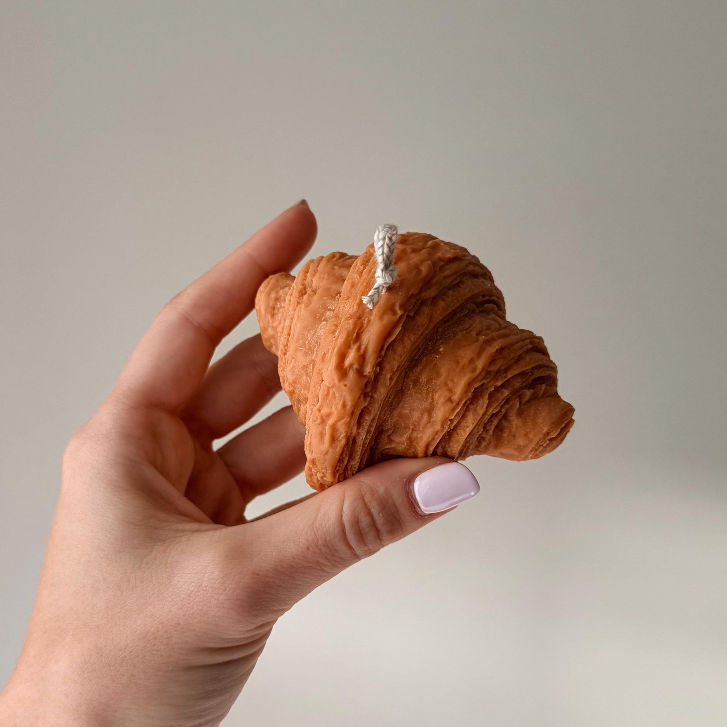 Skulpturale Soja-Kerze Croissant, Dekorative Gebäckkerze