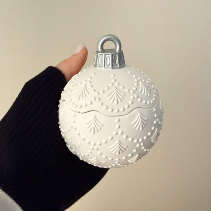 Winter-Ornament-Kugel-Kerze – Skulpturale Weihnachtsdekoration, handgemachte Sojawachs-Kerze