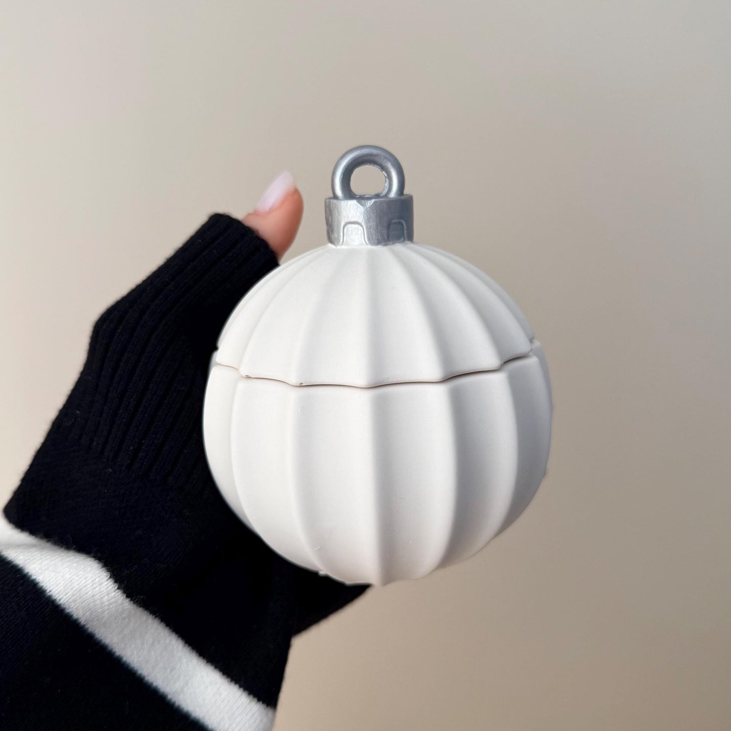 Winter-Ornament-Kugel-Kerze – Skulpturale Weihnachtsdekoration, handgemachte Sojawachs-Kerze