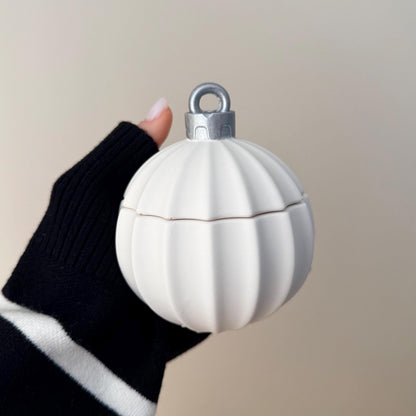 Winter-Ornament-Kugel-Kerze – Skulpturale Weihnachtsdekoration, handgemachte Sojawachs-Kerze