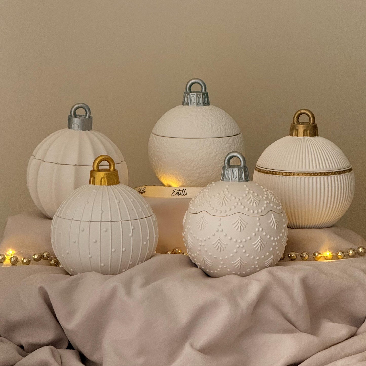 Winter-Ornament-Kugel-Kerze – Skulpturale Weihnachtsdekoration, handgemachte Sojawachs-Kerze