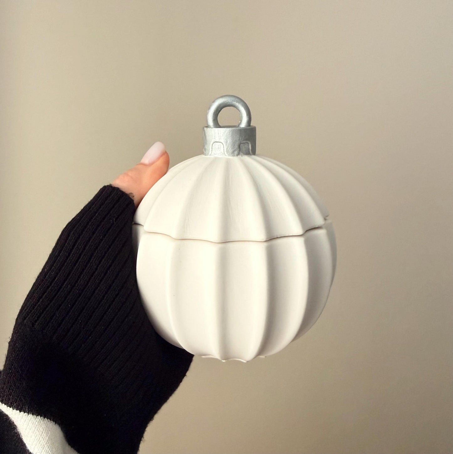 Riesige Winter-Ornament-Kugelkerze – Skulpturale Weihnachtsdekoration, handgemachte Sojawachskerze
