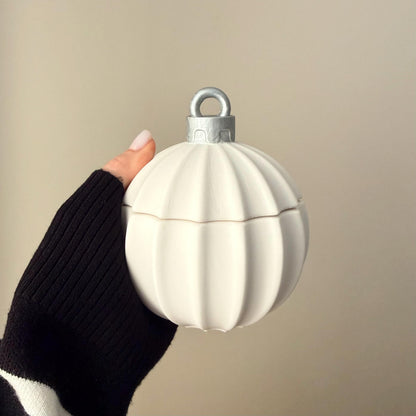 Riesige Winter-Ornament-Kugelkerze – Skulpturale Weihnachtsdekoration, handgemachte Sojawachskerze