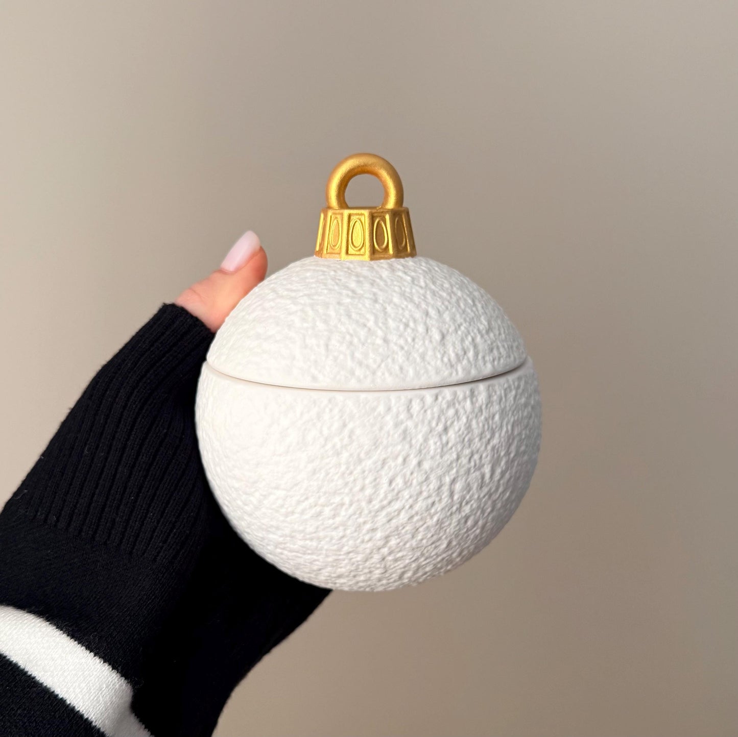 Riesige Winter-Ornament-Kugelkerze – Skulpturale Weihnachtsdekoration, handgemachte Sojawachskerze