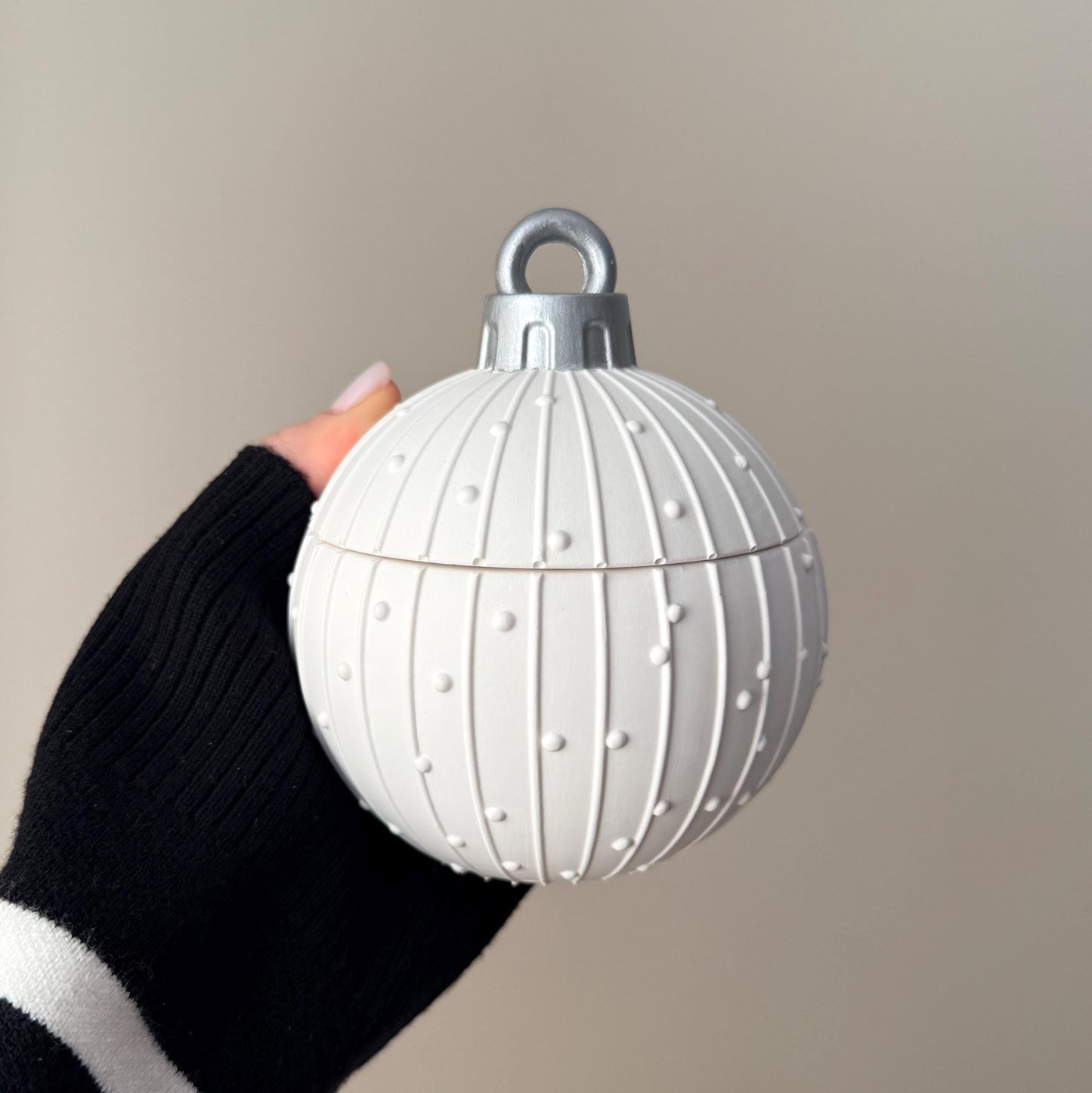 Riesige Winter-Ornament-Kugelkerze – Skulpturale Weihnachtsdekoration, handgemachte Sojawachskerze