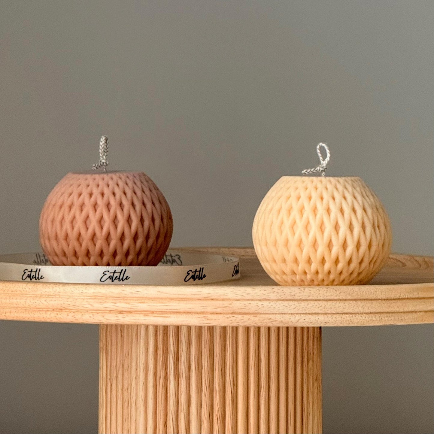 Woven Sphere Candle – Skulpturales Design mit Textur